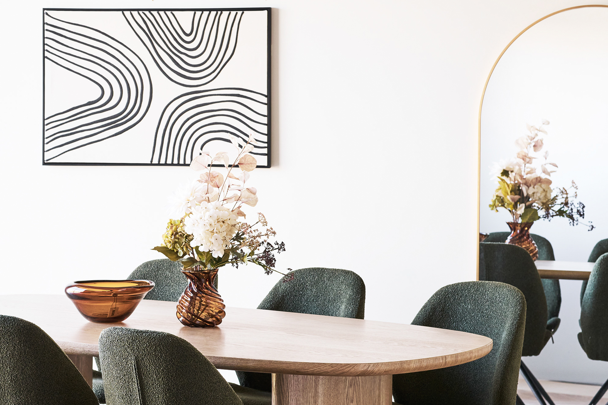 Naturtro blomsterbuket med hortensia på spisebord