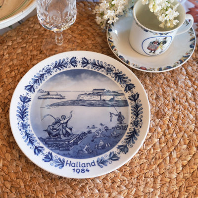 Sommerbord dækket med Seltmann svensk landskabsplatte fra Halland 1984 og Rörstrand kaffekop med svenske folkedragter. En charmerende opdækning hvor porcelæn blandes på kryds og tværs.