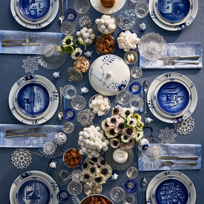 Festlig blå og hvid borddækning med Royal Copenhagen juleplatter og steldele. Inspiration til korrekt borddækning til bryllup, konfirmation, barnedåb, fødselsdag eller julefrokost.