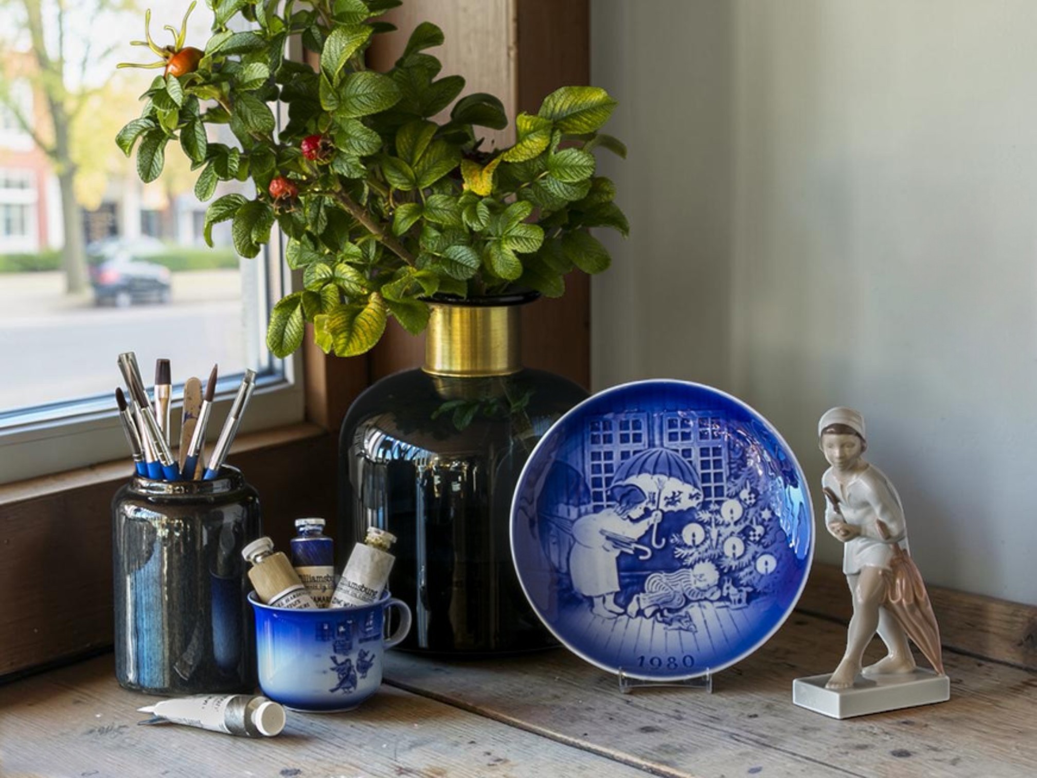 Desiree årskopper og H. C. Andersen platter i blå-hvidt porcelæn