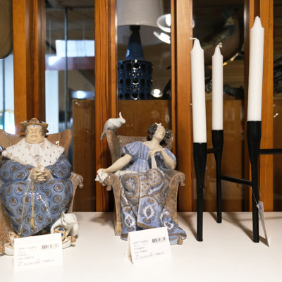Royal Copenhagen figurerne Kongen nr. 1478 og Dronningen nr. 1494 fra 1913 sat sammen med moderne sort lysestage i DPH Tradings butik – en inspirerende opsætning, hvor nyt og gammelt forenes i boligindretningen