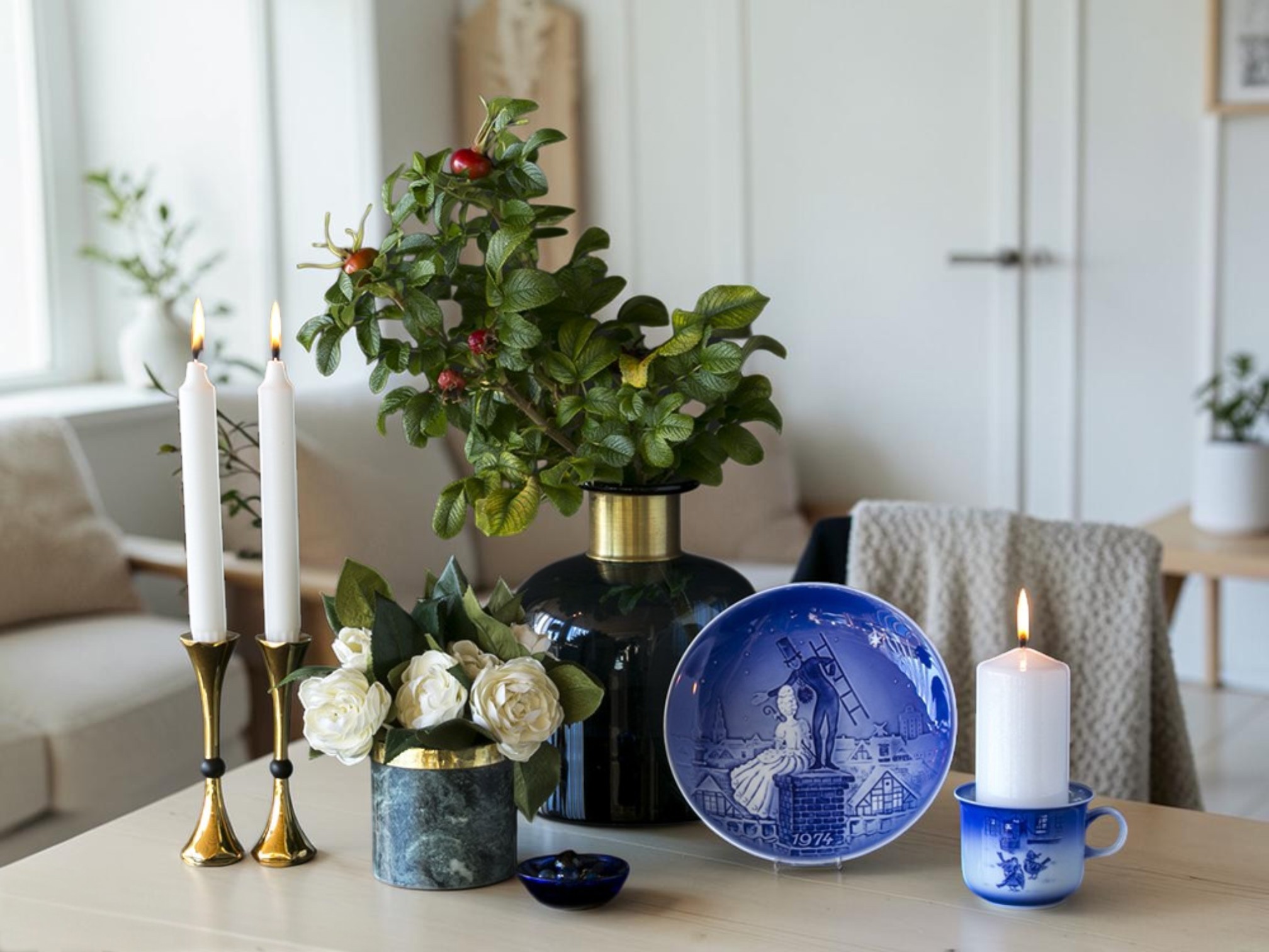 Desiree årskop brugt som lysestage ved siden af Desiree H. C. Andersen platte i blå-hvidt porcelæn
