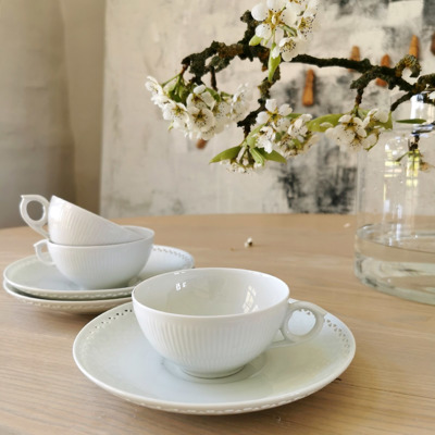 Kaffebord med hvide Royal Copenhagen tekopper og Bing & Grøndahl underkopper, inspiration til borddækning til kaffebord, enkel borddækning og sommerbord.