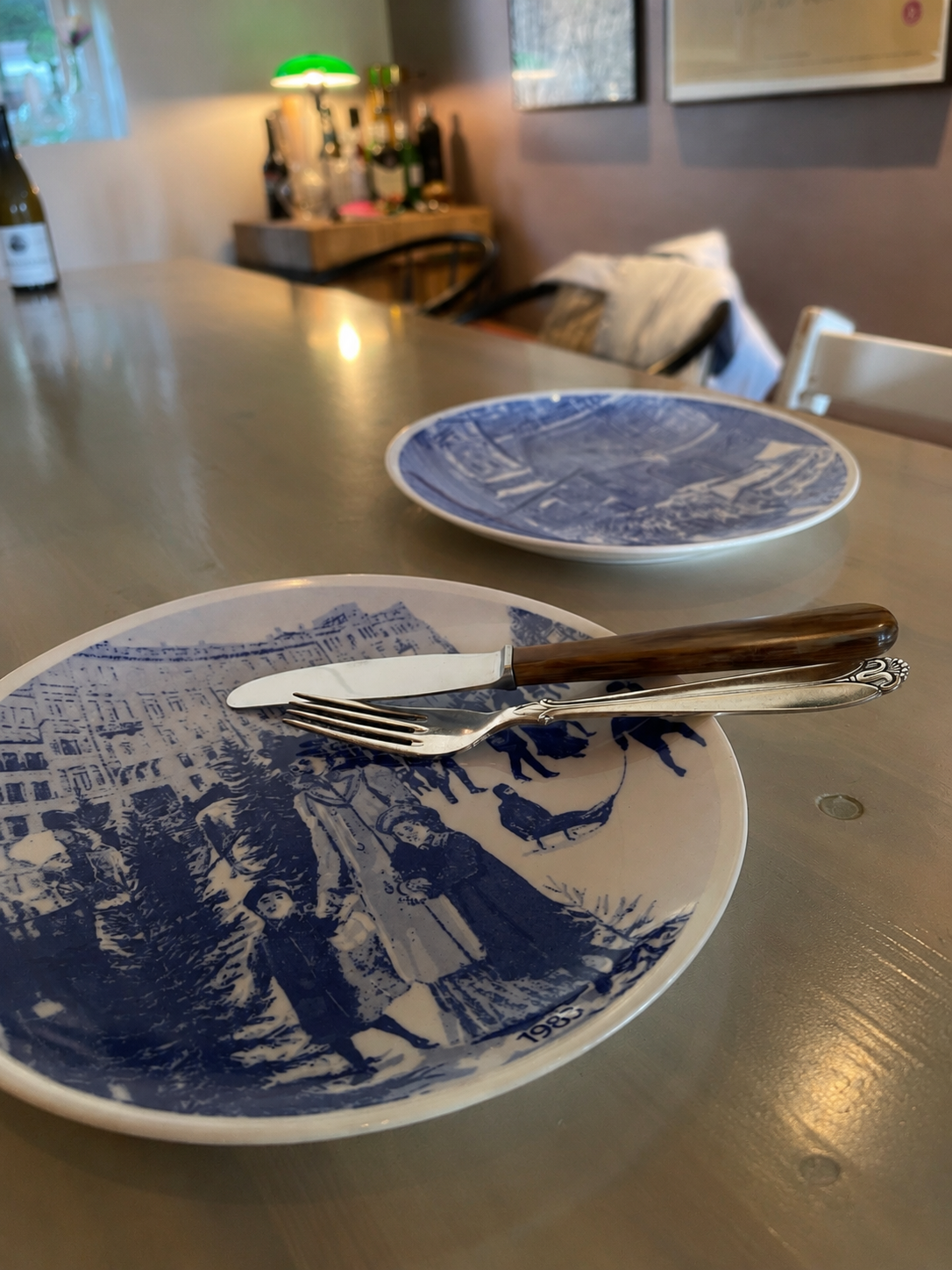Blå Gustavsberg juleplatter brugt som tallerkener på julebordet