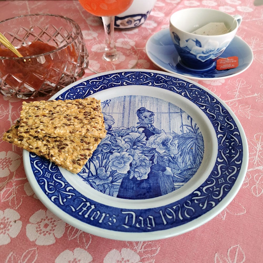 Dæk op med Rørstrand Carl Larsson platter.
