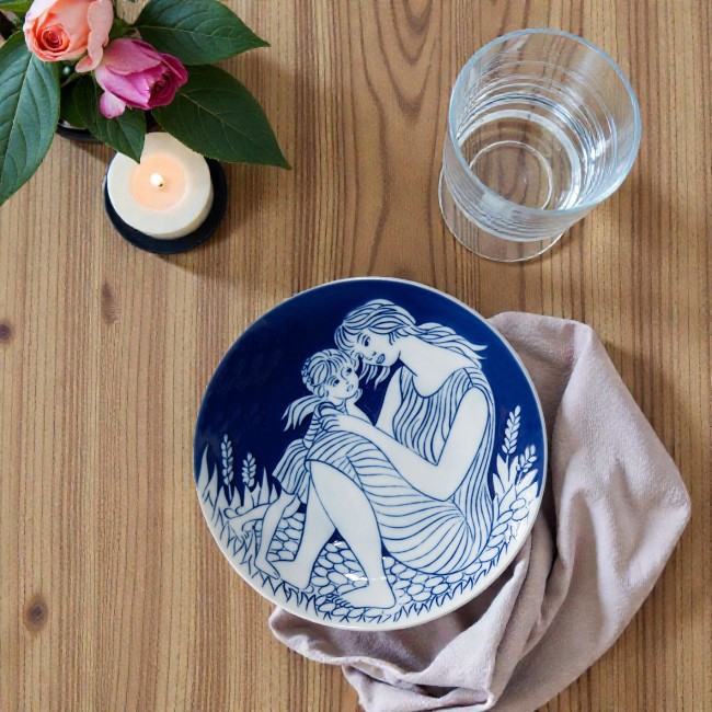 Royal Copenhagen Mor og Barn-platte med motiv af mor og barn som lille porcelænstallerken til borddækning