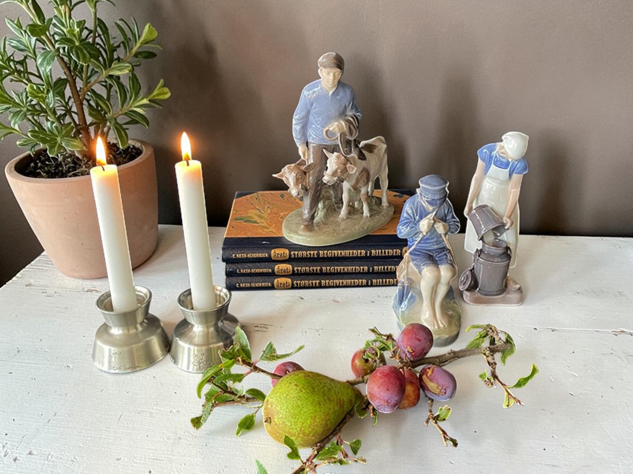 Dreng med to Kalve, Royal Copenhagen figur, med andre landbrugsfigurer, lysestager og gamle bøger.