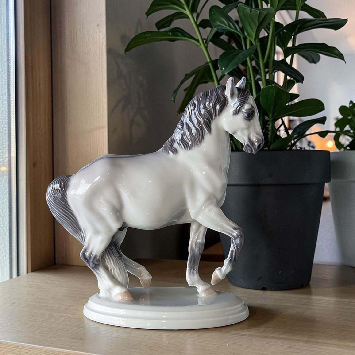 Royal Copenhagen lippizanerfigur viser denne ædle race, som ofte bliver forbundet med den spanske rideskole i Wien.