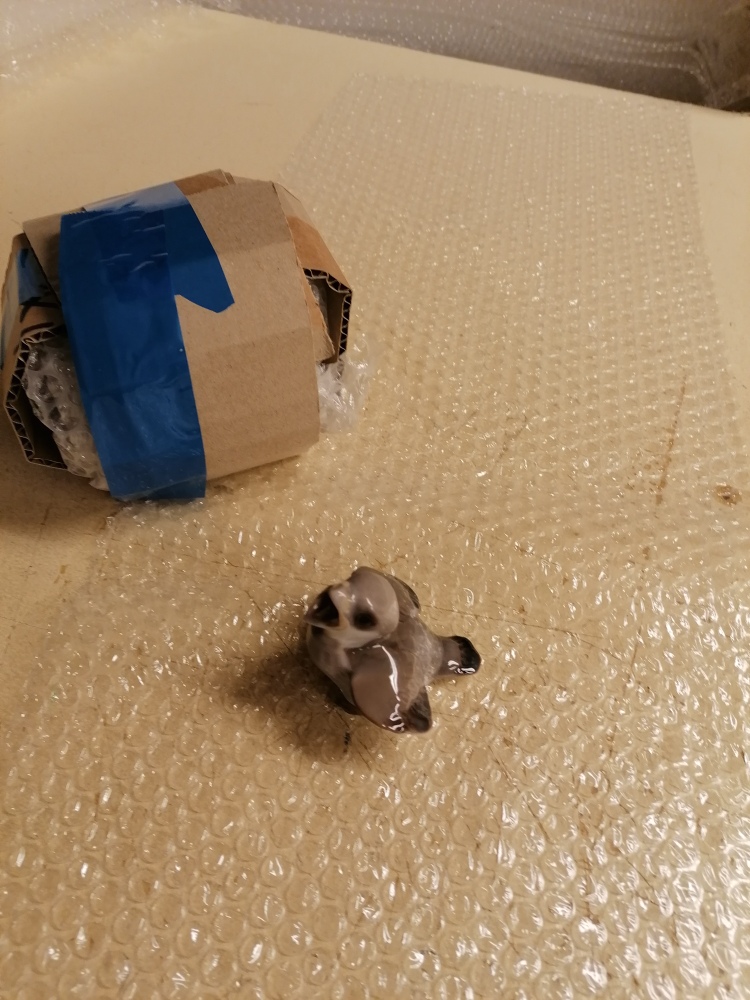 Figur pakket i lille papkasse for ekstra beskyttelse