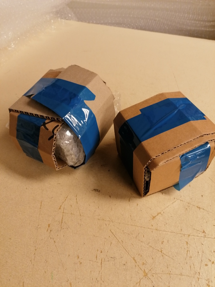 Pakning af skrøbelige figurer med beskyttende fyld i kassen