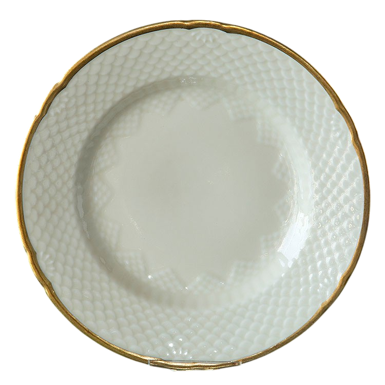 Bing & Grøndahl Hartmann porcelænsstel med hvidt porcelæn og karakteristisk guldkant, kendt for sin skelformede kant og tidløse design.