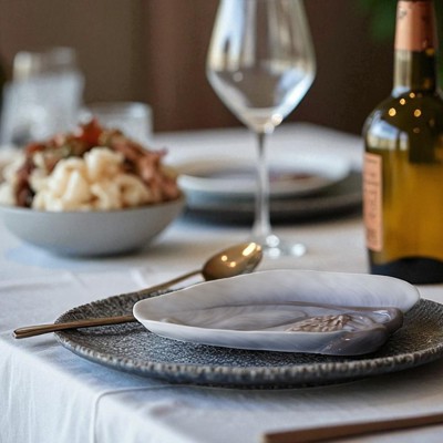 Bing & Grøndahl porcelænsskål med åkande-motiv brugt som servering til fisk. Opdækning med hvid dug, vinglas og vinflaske på bordet.