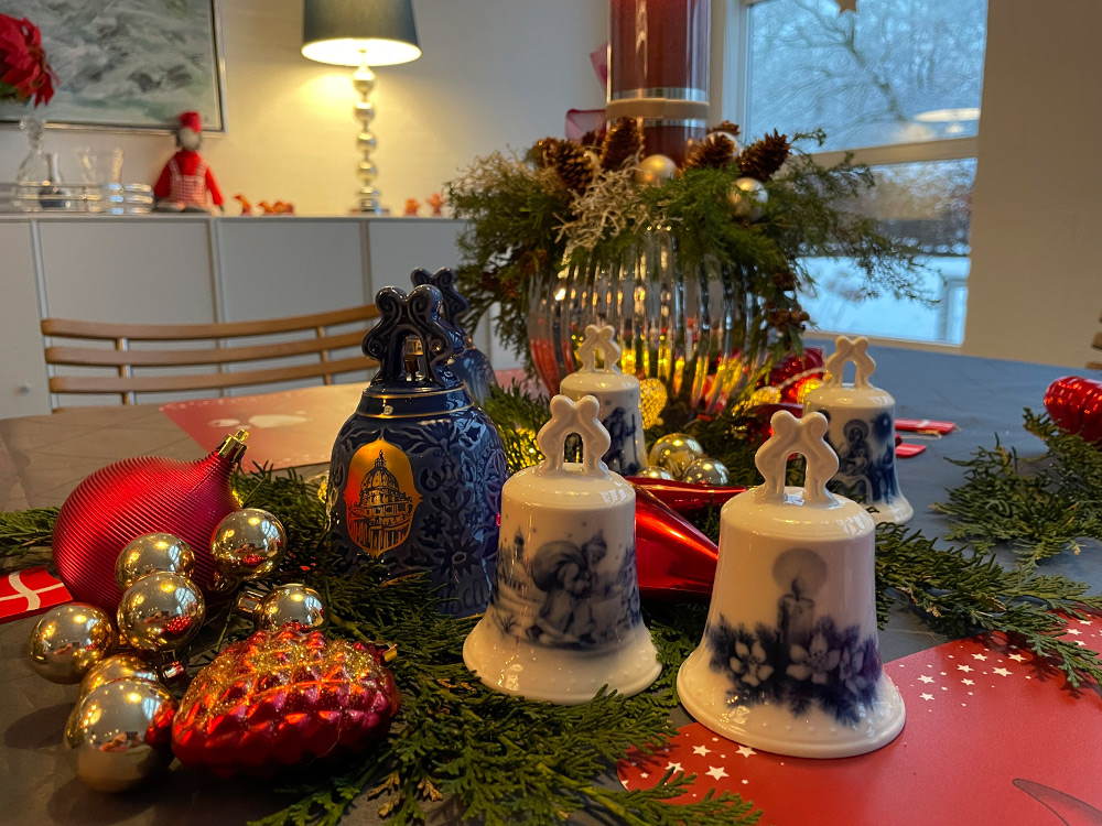 Juledekoration til bordet med Bing & Grøndahl årsklokker og Tettau Juleklokker
