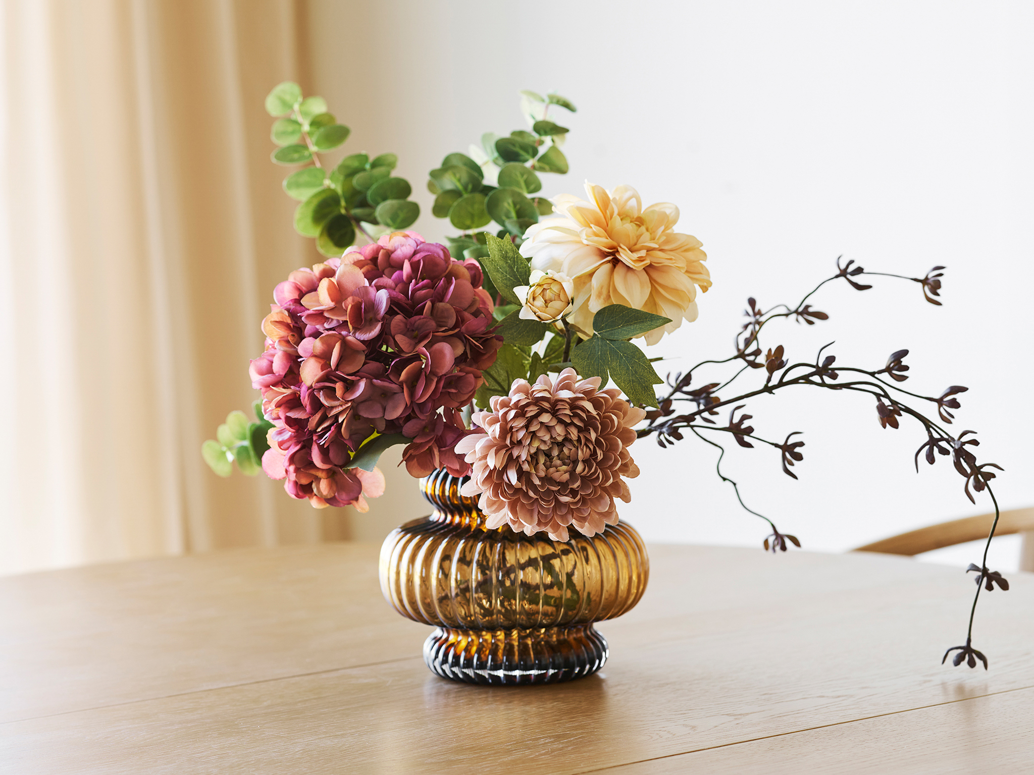 Stor naturtro blomsterbuket med hortensia på spisebordet