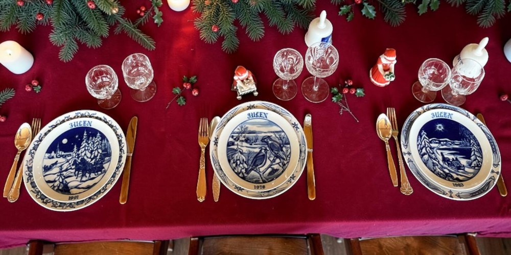 Hackefors juleplatter med blå julemotiver på julebordet