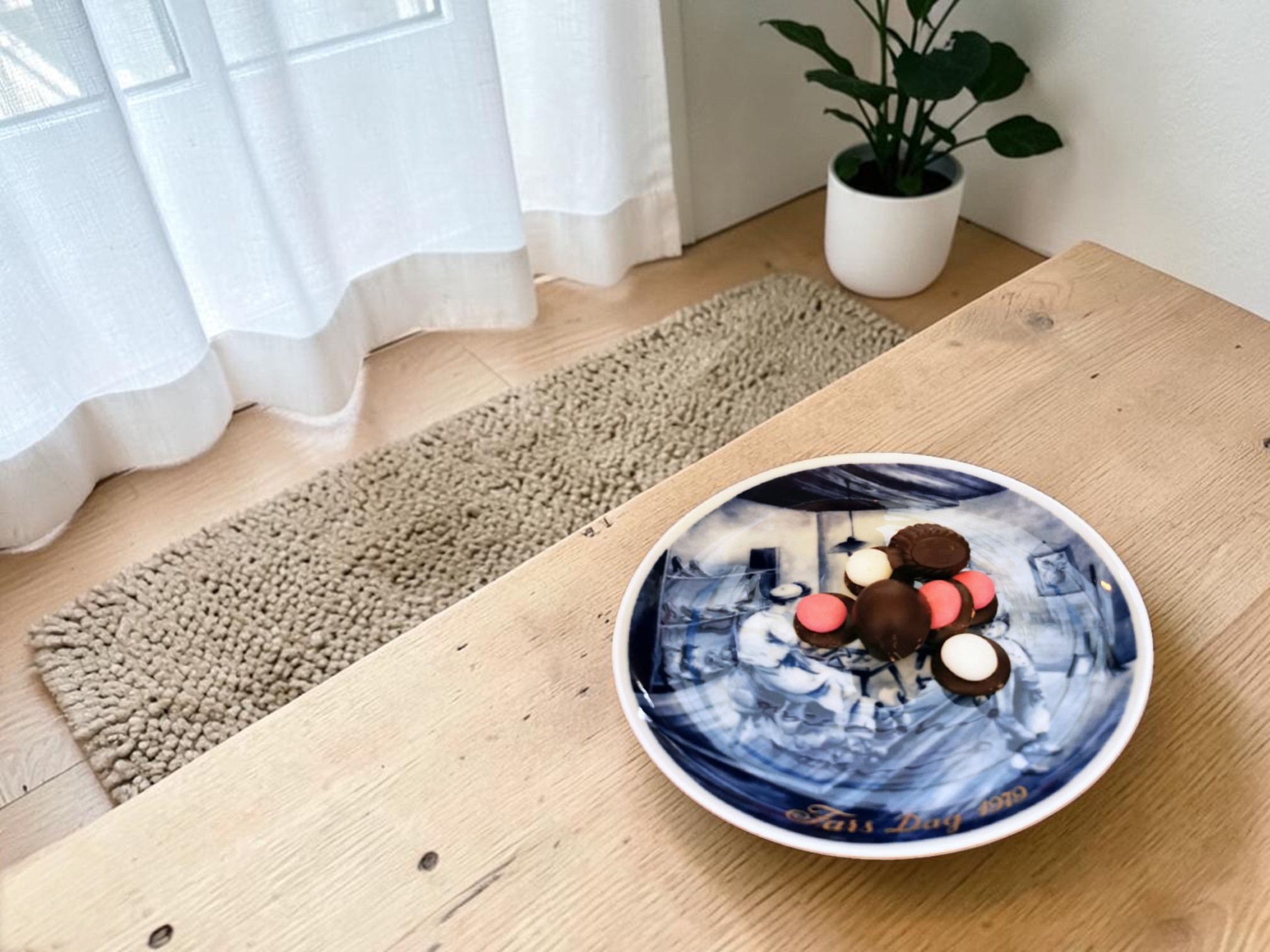 Royal Tettau Farsdagsplatte 1979 med chokolade til kaffebordet