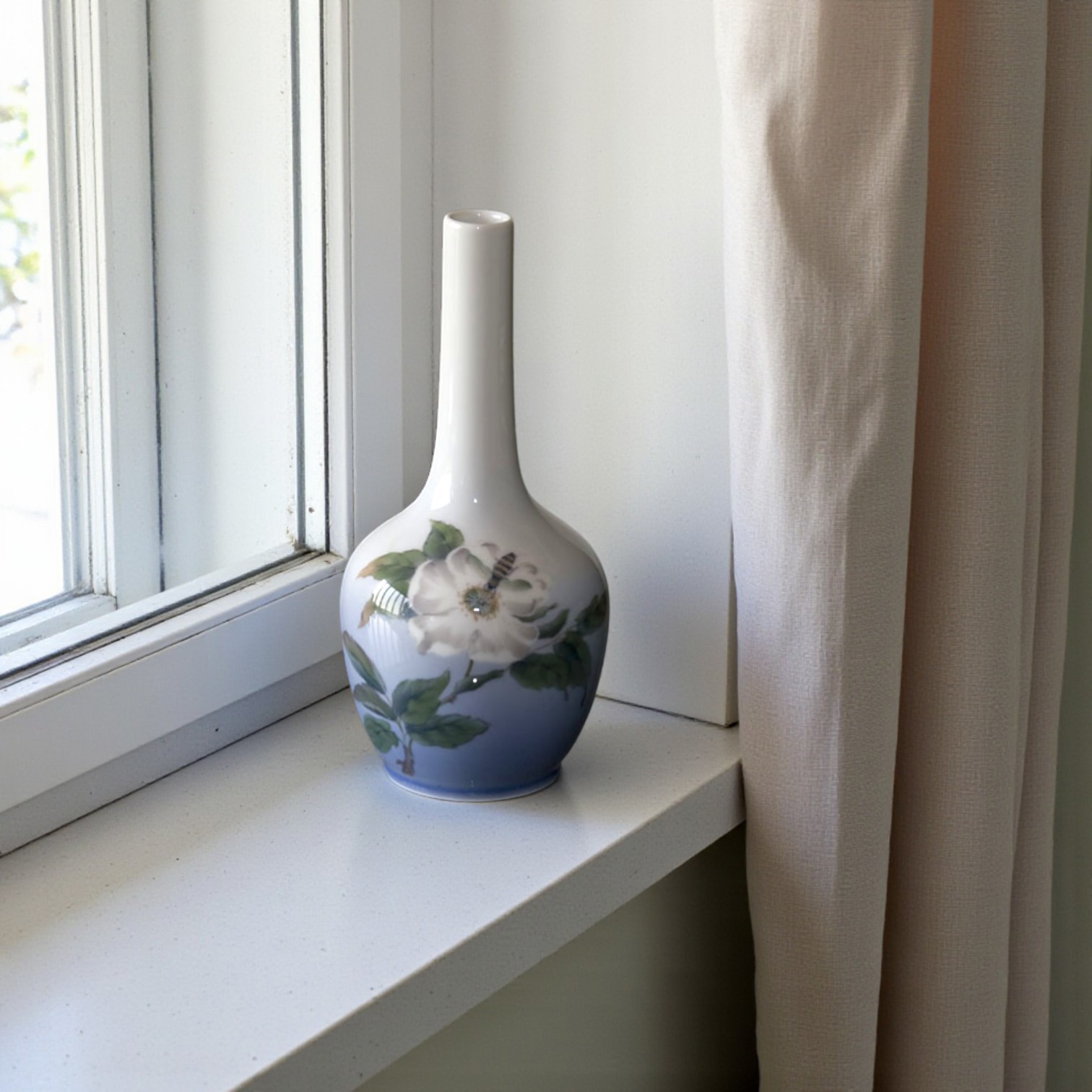 Vase med Bien og Blomsten, Royal Copenhagen nr. 1659-43-6 eller 1569-43B