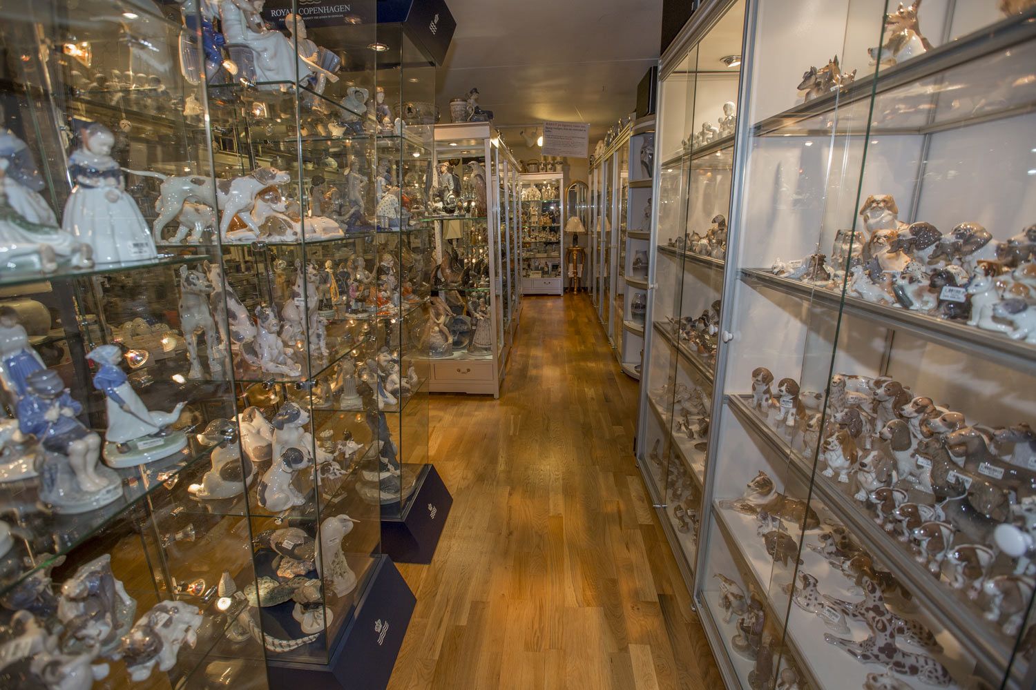 Royal Copenhagen porcelænsfigurer udstillet hos DPH Trading