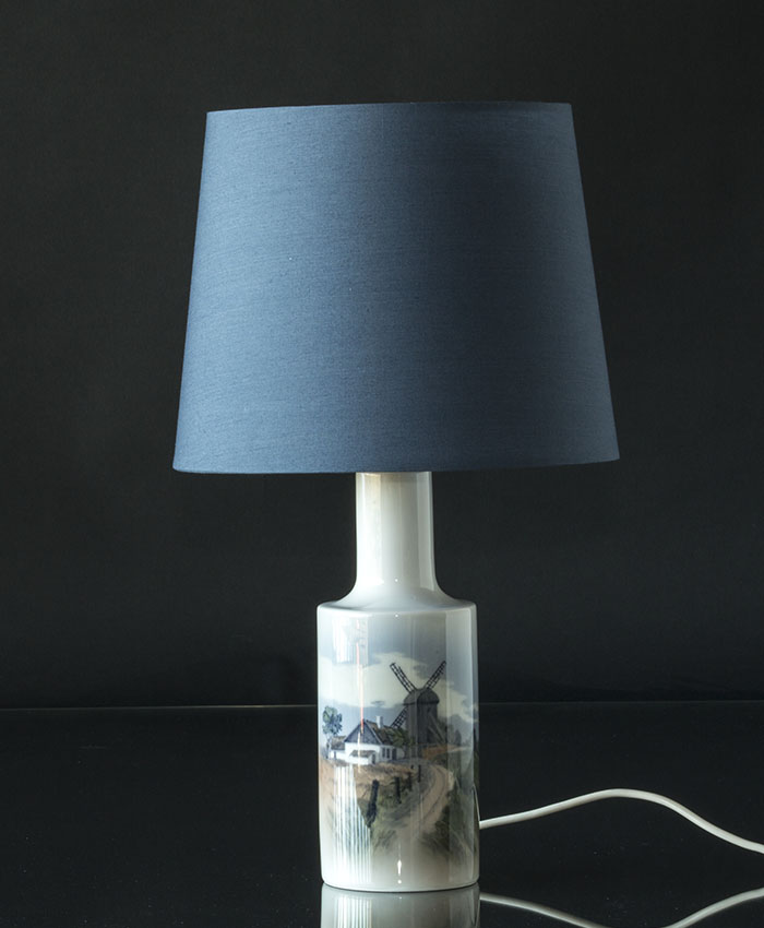 Rund cylinderformet lampeskærm i blå på smuk porcelænslampe