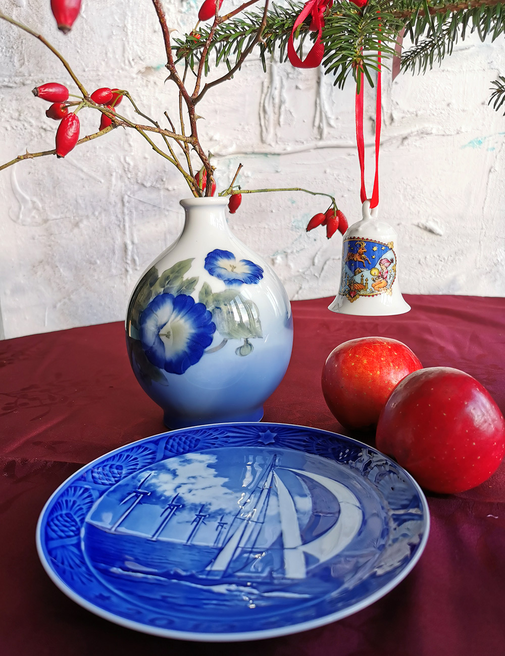 Royal Copenhagen porcelænsvase sat sammen med en smuk Royal Copenhagen juleplatte og en Hutschenreuther juleklokker.,