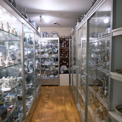 Glasmontre hos DPH Trading i Odense N med vaser, skåle og porcelænsfigurer fra Royal Copenhagen, Bing & Grøndahl, Lyngby Porcelæn og Dahl Jensen