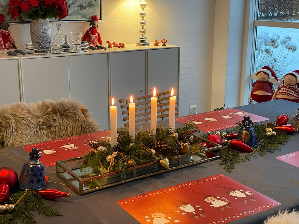 Juledekoration / Adventsdekoration lavet i aflangt firkantet spejlbakke forgyldt