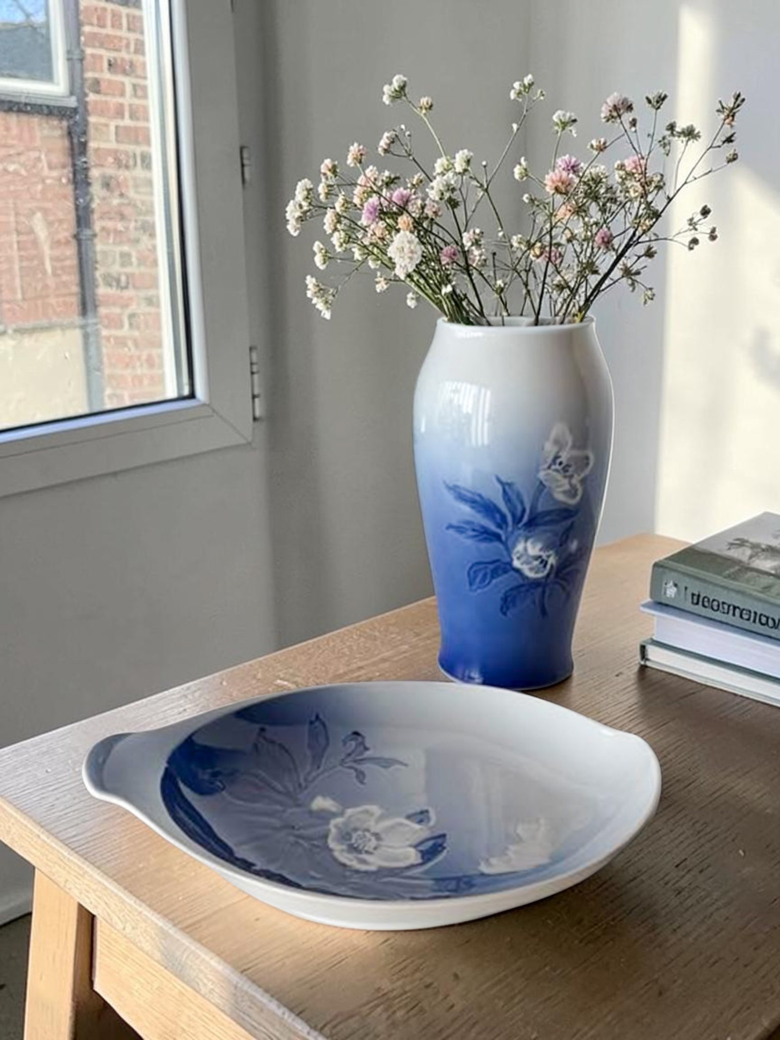 Bing & Grøndahl Julerose vase og fad i moderne indretning.