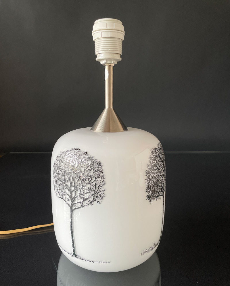 Holmegaard 4-årstider lampe, opal hvid med sort træ, Medium (uden skærm) - Udgået af produktion