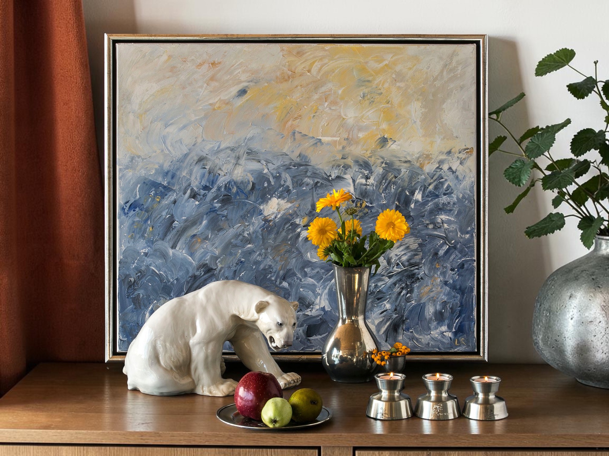 Royal Copenhagen isbjørn i porcelæn på træskænk med blomster, tin lysestager og maleri i baggrunden.