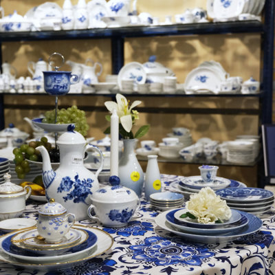 Bordopstilling med Royal Copenhagen Blå Blomst og andre stel hos DPH Trading i Odense N – porcelæn til kaffe, middag og servering
