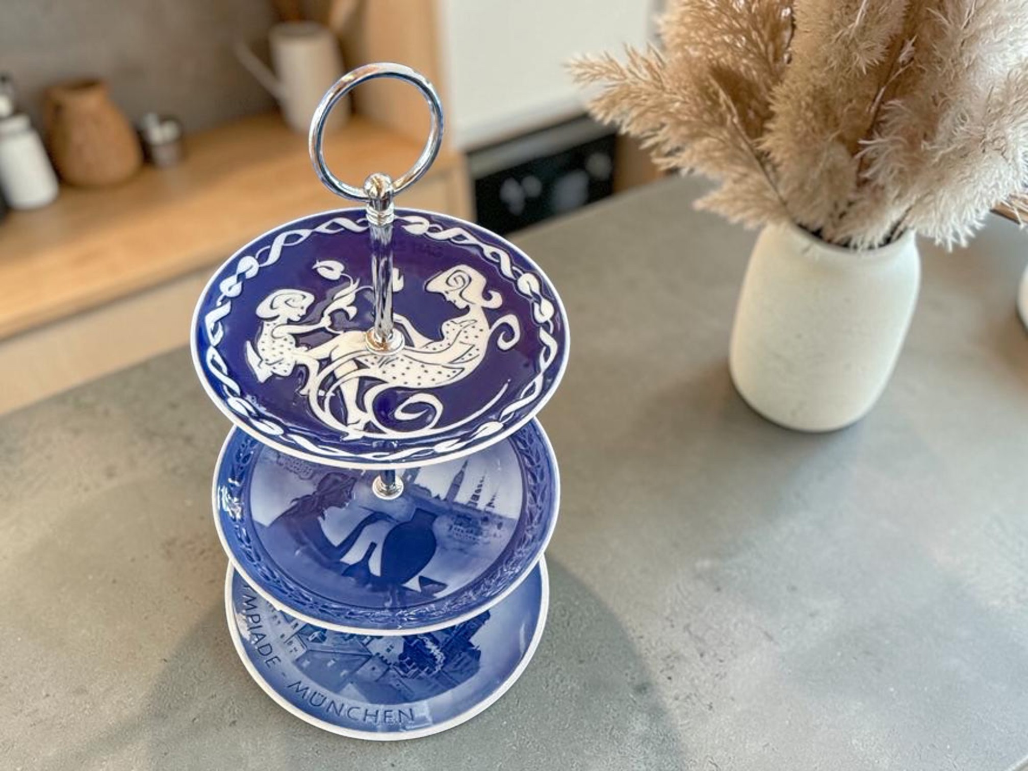 Kageopsats med Royal Copenhagen mors dags platte som top tallerken