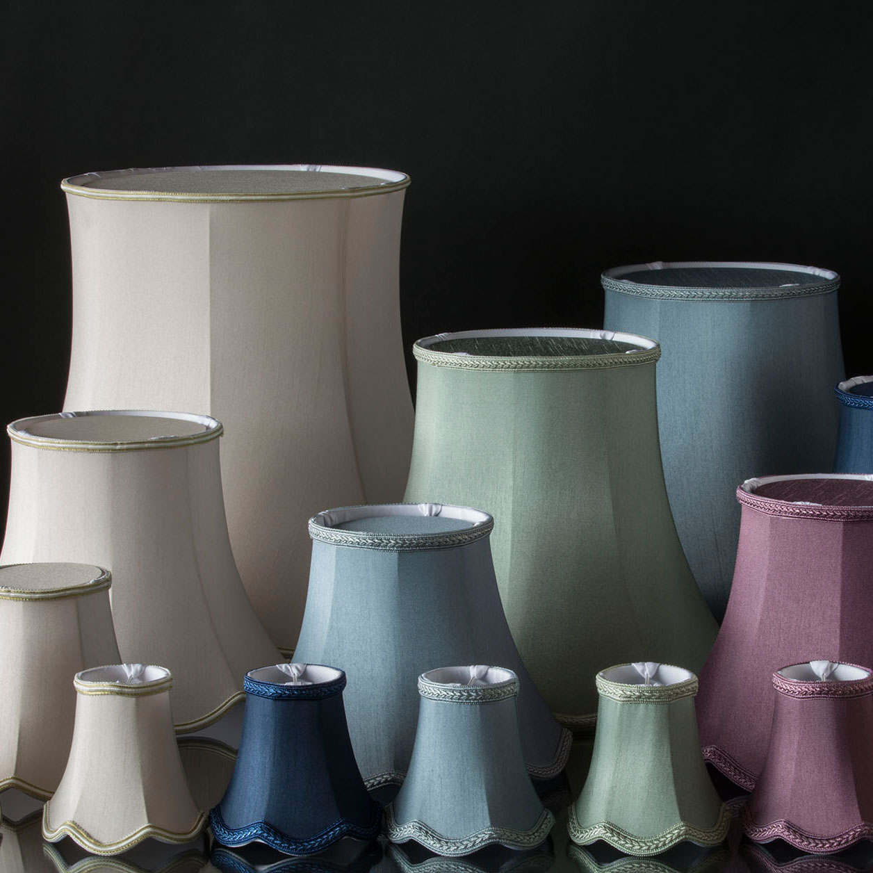 Kantet, håndsyet lampeskærme 