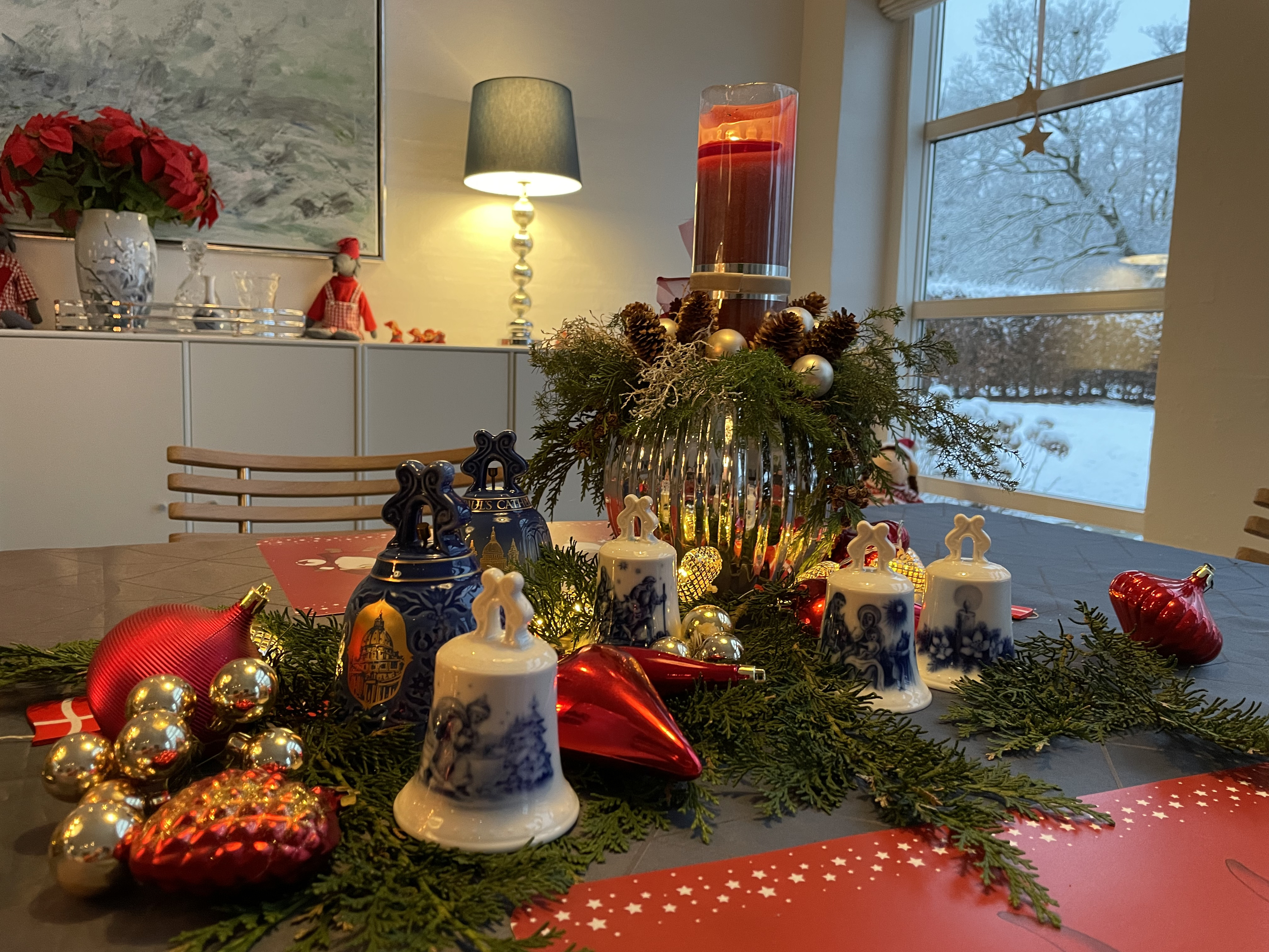 Juleklokker ser smukt ud på bordet