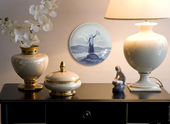 Platte til minde om genforeningen med Sønderjylland på væg