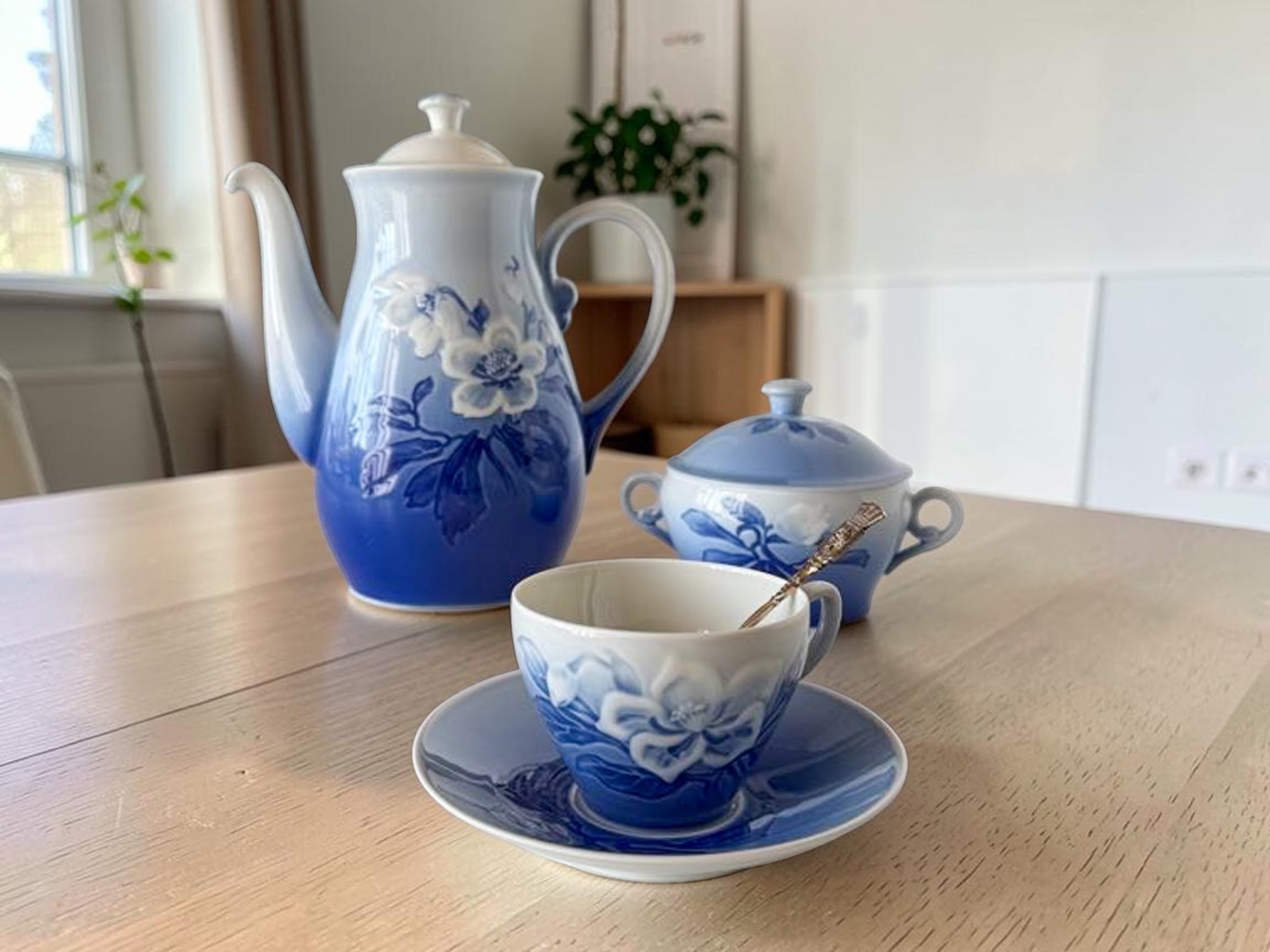 Bing & Grøndahl Julerose kaffestel i moderne stue.