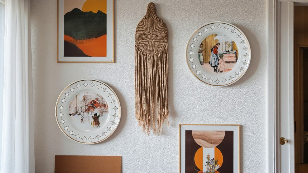 Bing & Grøndahl Carl Larsson platter på væg blandet med andet bolig decor.