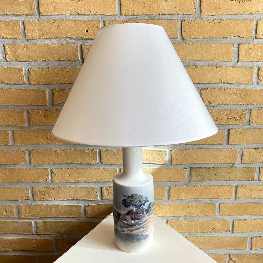 Porcelænslampe med skrå skærm P221438A300R