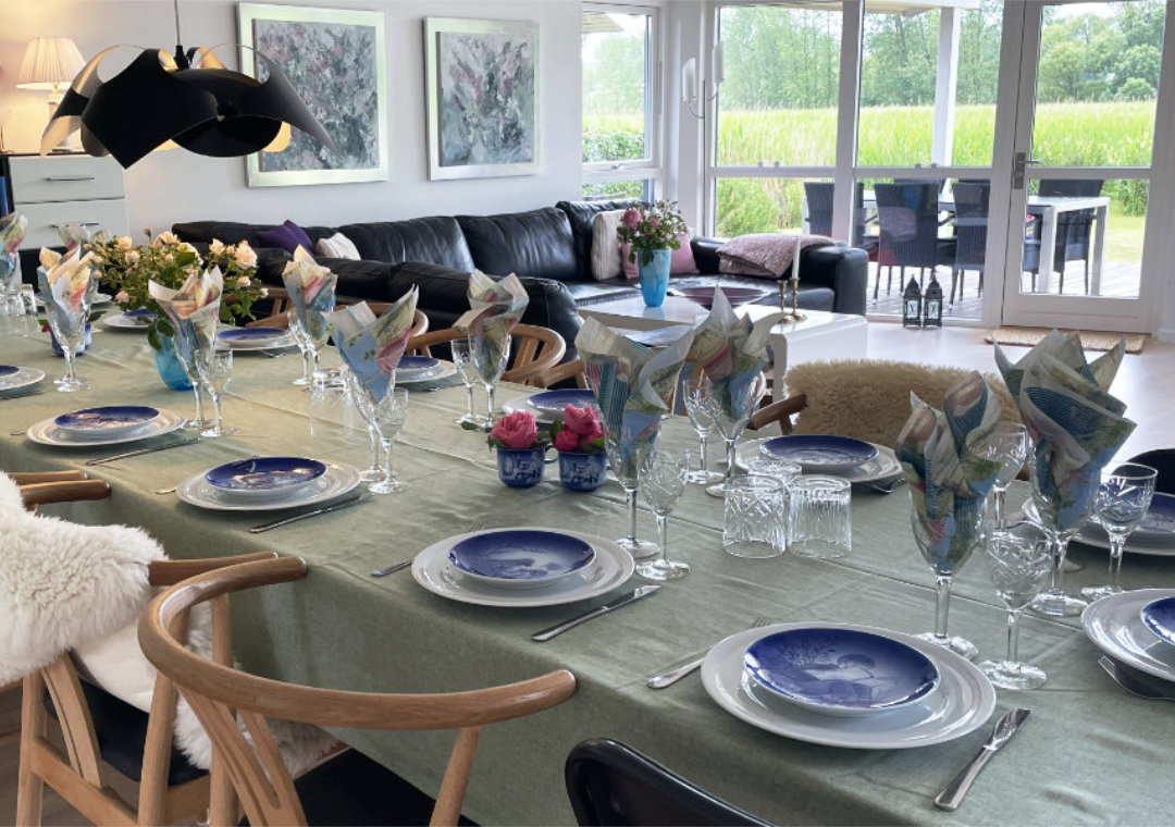 Smuk borddækning med porcelæn, glas og dekorationer – inspiration til fest og hverdag.