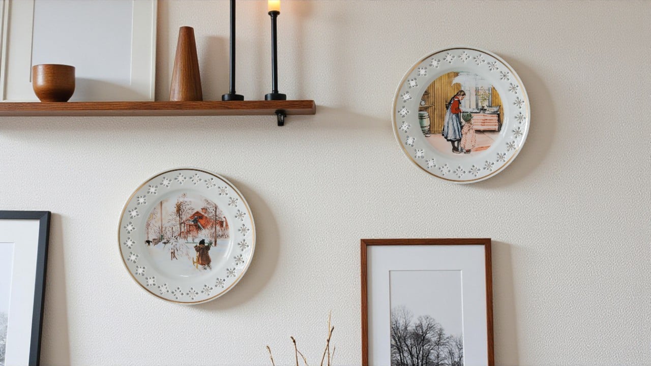 Carl Larsson platter af  Bing & Grøndahl som en del af vægpynt i moderne hjem.